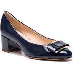 Półbuty HÖGL - 7-104064 Blue 200. Niebieskie półbuty damskie HÖGL, z aplikacjami, z lakierowanej skóry, eleganckie, bez obcasa, na obcasie, bez zapięcia. W wyprzedaży za 349.00 zł.