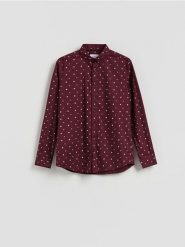 Koszula slim fit w świąteczny wzór - bordowy. Czerwone koszule męskie Reserved, l, bez wzorów, z bawełny, wizytowe, bez kołnierzyka, bez ramiączek. Za 99.99 zł.