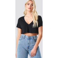 NA-KD Basic Krótki T-shirt z dekoltem V - Black. T-shirty damskie marki NA-KD Basic. Za 40.95 zł.