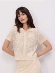 Ażurowa bluzka z kołnierzykiem - złamana biel. Bluzki damskie Reserved, l, w ażurowe wzory, z wiskozy, bez kołnierzyka, bez ramiączek. W wyprzedaży za 89.99 zł.