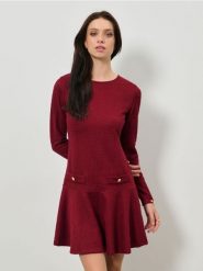 Rozkloszowana sukienka dresowa - czerwony. Czerwone sukienki damskie Sinsay, l, bez wzorów, z dresówki, bez kołnierzyka, bez ramiączek, rozkloszowane. Za 49.99 zł.