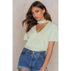 NA-KD T-shirt z dekoltem V - Green. T-shirty damskie marki NA-KD. W wyprzedaży za 24.38 zł.