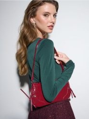 Mała lakierowana torebka na ramię - bordowy. Czerwone torby na ramię damskie Sinsay, bez wzorów, z lakierowanej skóry, małe, lakierowane, bez dodatków. Za 29.99 zł.