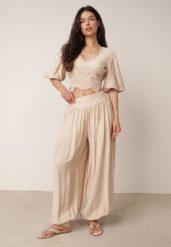 Beżowy Letni Komplet Boho z Wiskozy Bluzka z Koronką i Spodnie ze Ściągaczami Enatea. Brązowe bluzki damskie Born2be, m, z aplikacjami, z koronki. Za 229.99 zł.