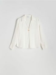 Bluzka z kołnierzykiem - biały. Białe bluzki damskie Reserved, l, bez wzorów, z tkaniny, bez kołnierzyka, bez ramiączek. W wyprzedaży za 39.99 zł.