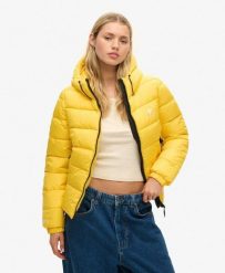 Kurtka pikowana z kapturem w stylu sportowym SUPERDRY. Żółte kurtki sportowe damskie Superdry., l, bez wzorów, z kapturem. Za 418.25 zł.