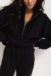 Bluza damska z zamkiem na dekolcie w kolorze TOTALLY BLACK- CLERMONT-UNI. Czarne bluzy damskie Marsala, bez wzorów, z bawełny, bez kaptura. Za 319.90 zł.