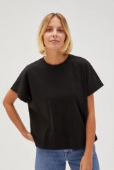 Bluzka z zamkiem na plecach czarna. Czarne bluzki damskie MOODO, m, bez wzorów, z bawełny, bez kołnierzyka, bez ramiączek. W wyprzedaży za 44.99 zł.