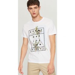 T-shirt z nadrukiem - Biały. Białe t-shirty męskie Reserved, z nadrukiem. W wyprzedaży za 24.99 zł.