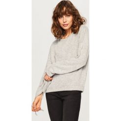 Sweter z wiązanymi rękawami - Jasny szar. Szare swetry damskie Reserved. W wyprzedaży za 29.99 zł.