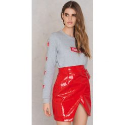 NA-KD Trend Lakierowana spódnica z klamrą - Red. Spódnice damskie marki NA-KD Trend. W wyprzedaży za 60.88 zł.