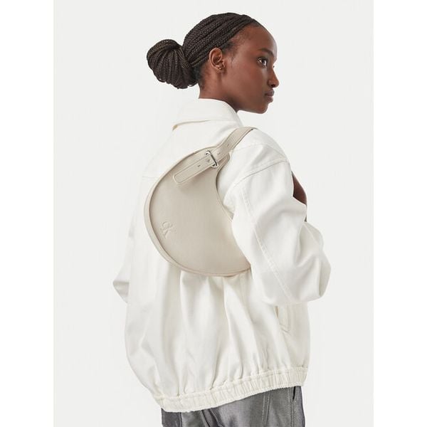Torebka Calvin Klein. Białe torebki do ręki damskie Calvin Klein, bez wzorów, klasyczne, bez dodatków. Za 449.99 zł.