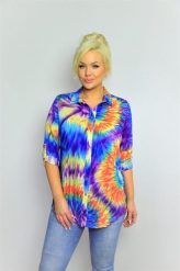 Niebiesko-fioletowa zapinana na guziki koszula z kołnierzem PLUS SIZE XXL. Fioletowe bluzki damskie Nasi partnerzy, na lato, plus size, bez wzorów, z bawełny, klasyczne, bez kołnierzyka, plus size, bez ramiączek. Za 199.90 zł.