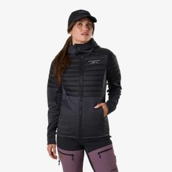 Kurtka outdoor Wędrówki damska Swedemount Lofoten Hybrid Jacket II wodoodporna. Czarne kurtki damskie SWEDEMOUNT, xl, bez wzorów, z materiału, z kapturem. Za 249.99 zł.