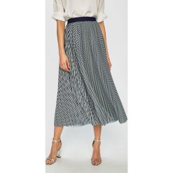 Guess Jeans - Spódnica. Białe spódnice damskie Guess Jeans, l, z aplikacjami, z elastanu, maxi, plisowane. W wyprzedaży za 399.90 zł.