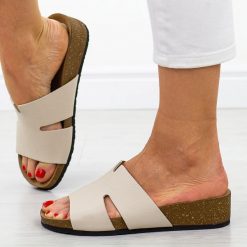 Beżowe skórzane Polskie klapki damskie Deoni k805. Brązowe klapki damskie Deoni, bez wzorów, ze skóry, eleganckie, bez obcasa, na płaskiej podeszwie. W wyprzedaży za 269.10 zł.