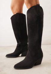 Czarne Gładkie Kozaki Kowbojki z Imitacji Zamszu na Stożkowym Obcasie Karelia. Czarne kozaki damskie Born2be, z materiału, z otwartym noskiem, bez obcasa, na obcasie. Za 199.99 zł.