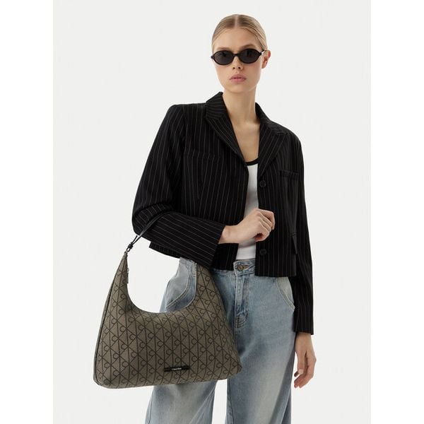 Torebka Calvin Klein. Brązowe torebki do ręki damskie Calvin Klein, bez wzorów, klasyczne, bez dodatków. Za 417.99 zł.