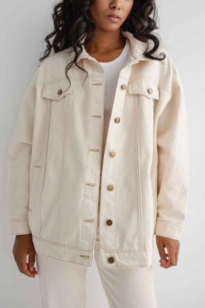 Kurtka jeansowa oversize w kolorze beżowym - BOWIE BEIGE DENIM JACKET-UNI. Brązowe kurtki damskie Marsala, bez wzorów, z denimu, bez kaptura. Za 499.90 zł.