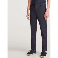 Eleganckie spodnie z bawełny pima - Granatowy. Niebieskie spodnie materiałowe męskie marki Reserved, bez wzorów, z bawełny, eleganckie. Za 199.99 zł.