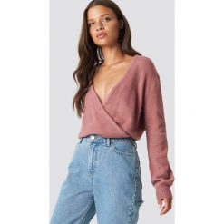 NA-KD Trend Sweter z kopertowym dekoltem - Pink. Różowe swetry damskie NA-KD Trend, z elastanu, z kopertowym dekoltem. Za 121.95 zł.