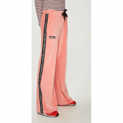 Ellesse - Spodnie. Czerwone legginsy damskie Ellesse, bez wzorów, z bawełny. W wyprzedaży za 129.90 zł.