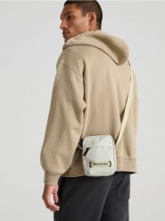 Saszetka crossbag - beżowy. Brązowe saszetki męskie Sinsay, sportowe, małe. W wyprzedaży za 12.99 zł.
