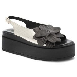 Złote Sandały Chebello Eleganckie Obuwie Damskie. Żółte klapki damskie CheBello, z aplikacjami, bez obcasa, na platformie, bez zapięcia. Za 449.00 zł.