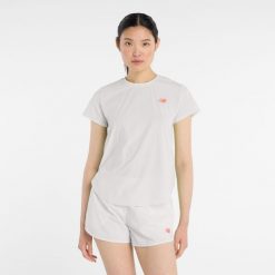 Koszulka damska New Balance WT51227GYM – szara. Szare koszulki sportowe damskie New Balance, l, bez wzorów, z lycry, bez kołnierzyka, bez ramiączek, do biegania. Za 359.99 zł.