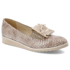 Półbuty damskie Gamis, lakierowana skóra naturalna ze wzorem łuski i ozdobą nad gumką ściągacza, beżowe, 2037. Brązowe półbuty damskie GAMIS, na lato, z aplikacjami, z lakierowanej skóry, eleganckie, bez obcasa, na platformie, bez zapięcia. Za 199.00 zł.