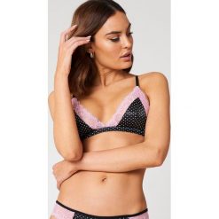 NA-KD Lingerie Satynowy biustonosz z koronką - Black,Multicolor. Biustonosze marki NA-KD Lingerie. W wyprzedaży za 27.88 zł.