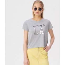 T-shirt z motywem La - Jasny szar. T-shirty damskie marki Sinsay. Za 14.99 zł.