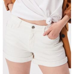 Jeansowe szorty regular - Biały. Szorty damskie marki Sinsay. Za 59.99 zł.