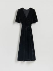 Welurowa sukienka midi - czarny. Czarne sukienki damskie Reserved, l, bez wzorów, z dzianiny, klasyczne, bez kołnierzyka, bez ramiączek, midi. Za 139.99 zł.