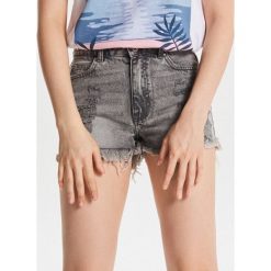 Jeansowe szorty z przetarciami - Jasny szary. Szorty damskie Cropp. Za 69.99 zł.