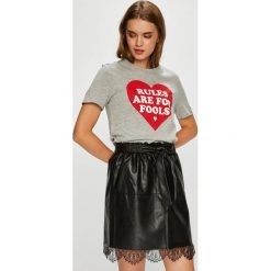 Only - Top. Szare topy damskie Only, z nadrukiem, z bawełny, z okrągłym kołnierzem, z krótkim rękawem. W wyprzedaży za 29.90 zł.