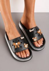 Czarne Piankowe Klapki z Uroczymi Aplikacjami na Szerokim Pasku z Platformą Soffia. Czarne klapki damskie Renee, z aplikacjami, z jeansu, eleganckie, bez obcasa, na platformie. Za 44.99 zł.