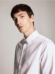 Koszula slim fit z bawełną - biały. Białe koszule męskie Reserved, l, bez wzorów, z bawełny, bez kołnierzyka, bez ramiączek. Za 179.99 zł.