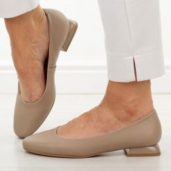 Beżowe skórzane czółenka damskie M.Daszyński Ol51-1. Brązowe czółenka damskie M.Daszyński, bez wzorów, z jeansu, casualowe, z okrągłym noskiem, bez obcasa, na obcasie, bez zapięcia. Za 219.00 zł.