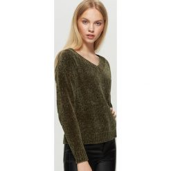 Szenilowy sweter z dekoltem - Khaki. Swetry damskie marki Cropp. W wyprzedaży za 29.99 zł.