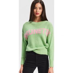 Sweter z napisem - Zielony. Zielone swetry damskie Reserved, m, bez wzorów, bez kołnierzyka, bez ramiączek, bez kaptura. W wyprzedaży za 39.99 zł.