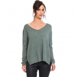 Sweter "Talia" w kolorze khaki. Brązowe swetry damskie Cosy Winter, ze splotem. W wyprzedaży za 181.95 zł.