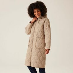 Jaycee II damska turystyczna pikowana kurtka. Brązowe kurtki damskie Regatta, bez wzorów, z puchu, bez kaptura, trekkingowe. W wyprzedaży za 307.70 zł.