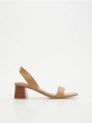 Sandały na klocku - beżowy. Brązowe sandały damskie Reserved, bez wzorów, ze skóry, bez obcasa, bez zapięcia. W wyprzedaży za 65.99 zł.