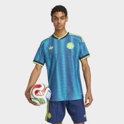 Koszulka wyjazdowa Kolumbia 26 Authentic. Niebieskie koszulki sportowe męskie Adidas, bez wzorów, bez kołnierzyka, bez ramiączek, do piłki nożnej, climacool (adidas). Za 649.00 zł.