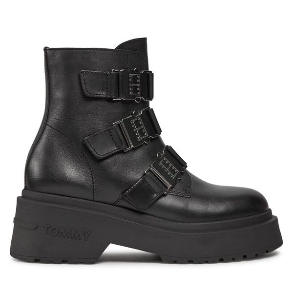 Botki Tommy Jeans. Czarne botki damskie Tommy Jeans, z jeansu, bez obcasa, na słupku, bez zapięcia. Za 759.99 zł.