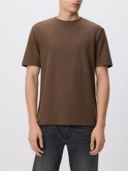 Strukturalny t-shirt comfort fit - ciemnobrązowy. Brązowe t-shirty męskie Reserved, l, bez wzorów, z bawełny, bez kołnierzyka. W wyprzedaży za 49.99 zł.