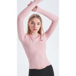 Prążkowany sweter - Różowy. Swetry damskie marki Cropp. Za 69.99 zł.