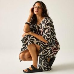 Damska sukienka plażowa Avorno Cover Up. Koszulki sportowe damskie Regatta, l, bez wzorów, z poliesteru, sportowe, bez kołnierzyka. Za 249.99 zł.