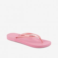 Damskie klapki Coqui Kaja. Czerwone klapki damskie Coqui, bez wzorów, z materiału, bez obcasa, na płaskiej podeszwie. Za 111.99 zł.